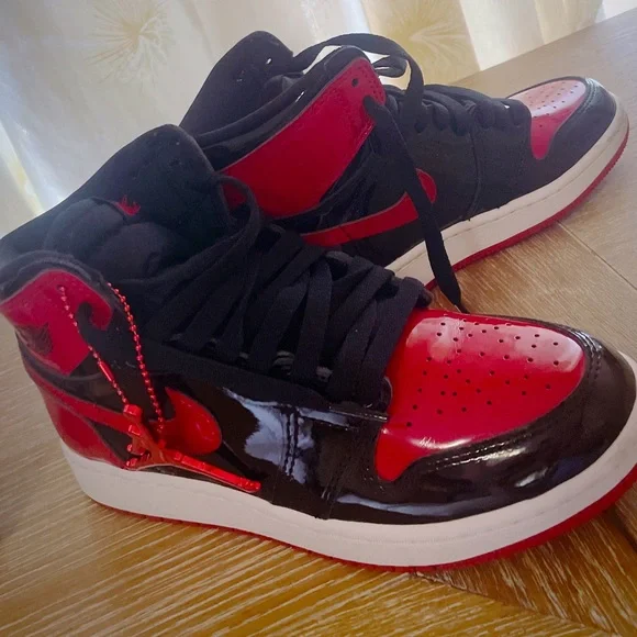 THE VAULT - NIKE AIR JORDAN 1 RETRO HIGH OG PATENT BRED - Picture 3 of 10